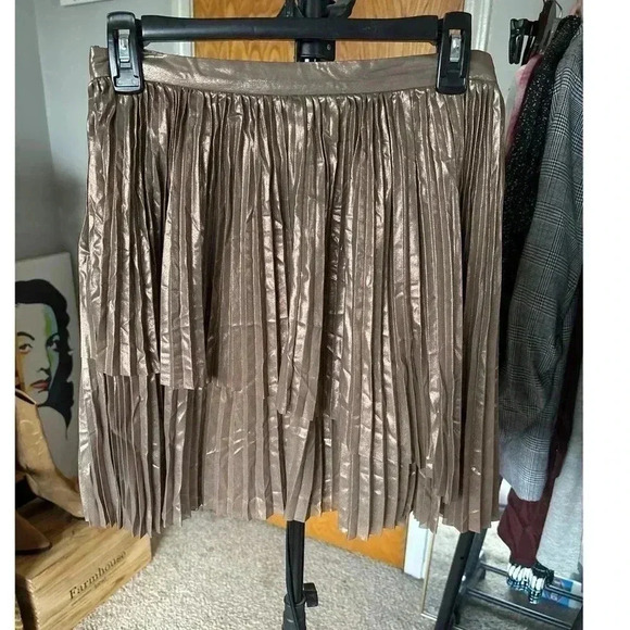 Aritzia Wilfred Gold Metallic Bethune  Pleated Skirt - Picture 3 of 6
